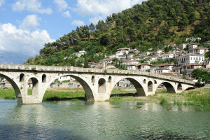 Historische Steinbogenbrücke Gorica-Brücke in Berat, Albanien, die den Fluss Osum überspannt.