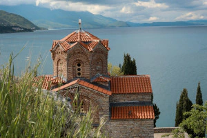 Kirche des Heiligen Johannes von Kaneo hoch über dem Ohridsee in Nordmazedonien mit spektakulärem Blick auf den See.