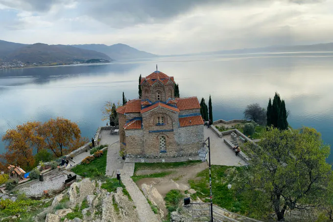 Kirche des Heiligen Johannes von Kaneo auf einer Klippe über dem Ohridsee in Nordmazedonien mit Panoramablick auf den See.