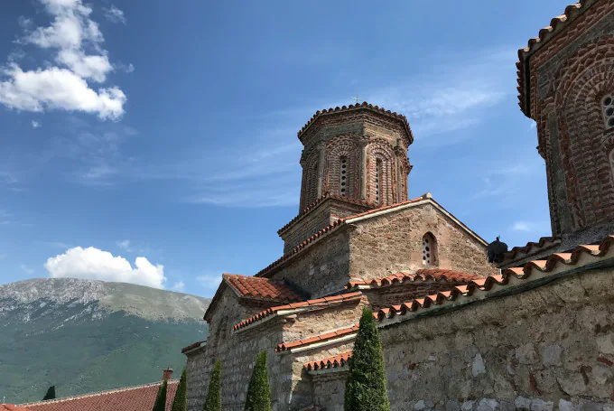 Kloster Sveti Naum am Ufer des Ohridsees in Nordmazedonien, historische Klosteranlage mit Blick auf den See und umliegende Natur.