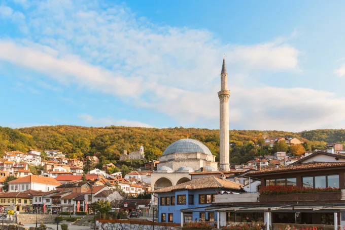 Stadtansicht von Prizren im Kosovo mit der Sinan-Pascha-Moschee im Zentrum und historischer Architektur im Hintergrund.