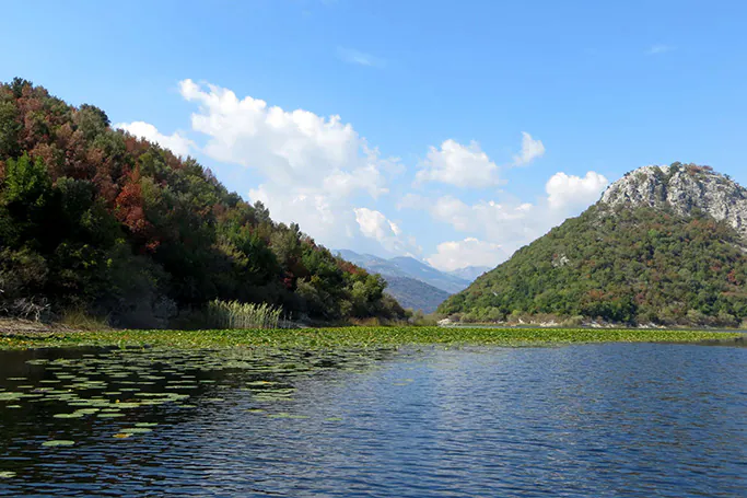 Skutarisee zwischen Montenegro und Albanien, weitläufige Seenlandschaft mit Bergen, Wasserflächen und natürlicher Umgebung.