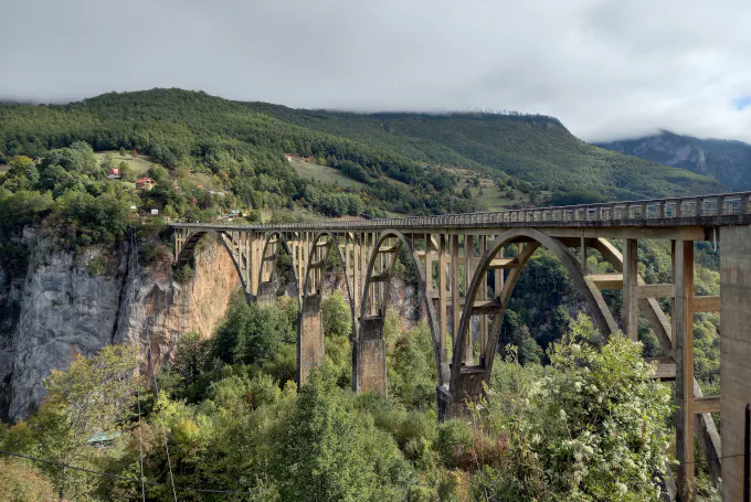 Đurđevića-Tara-Brücke im Durmitor-Nationalpark in Montenegro