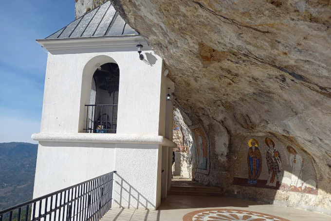 Kloster Ostrog in einer Felswand in Montenegro