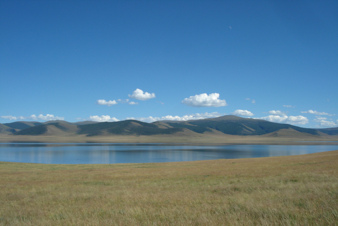 Bergsee in der weiten Steppenlandschaft der Mongolei.