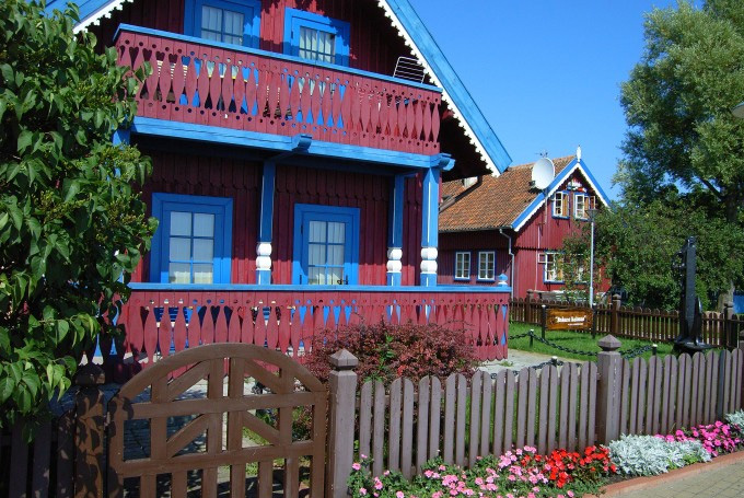 Bild: Buntbemalte Holzhäuser, Baltikum