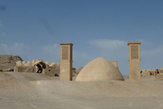 Bild: Windtürme sowie die zoroastrischen Toten- und Feuertürme