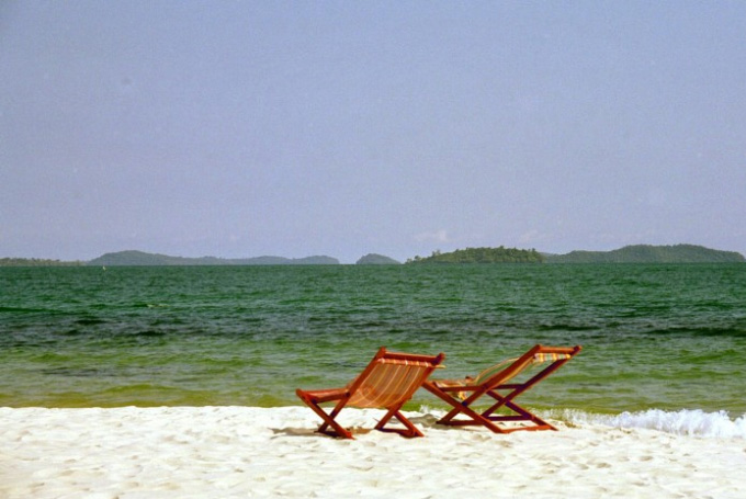 Bild: Strand mit zwei Liegen