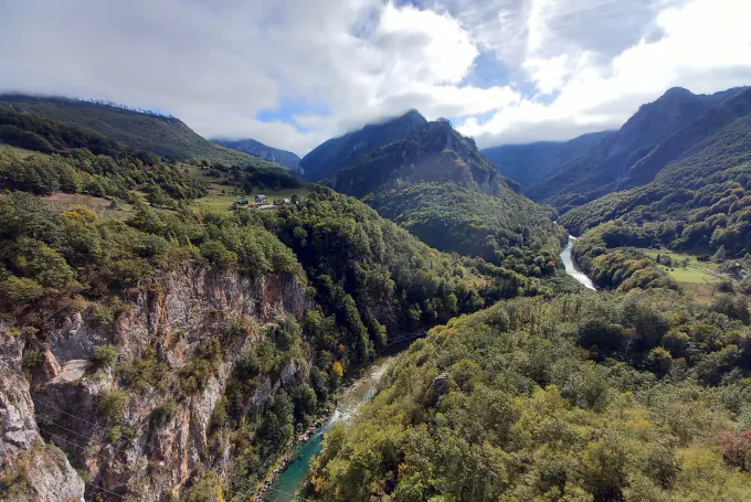 Tara-Canyon mit türkisfarbenem Tara-Fluss in Montenegro