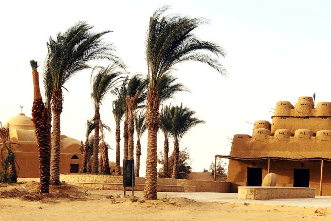 Traditionelle Lehmbauten und Palmenhaine in der Fayoum-Oase in Ägypten