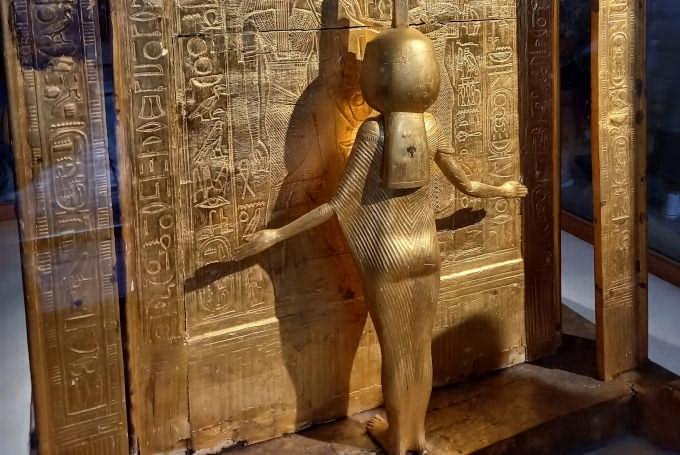 Vergoldete Statue der Göttin Selket aus dem Grabschatz von Tutanchamun im Ägyptischen Museum Kairo