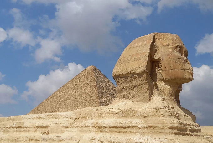 Bild: Nadja Moussa, Ventus Reisen Große Sphinx von Gizeh mit Pyramide im Hintergrund in Ägypten