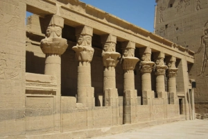 Hathor-Säulen im Mammisi des Philae-Tempels bei Assuan in Ägypten