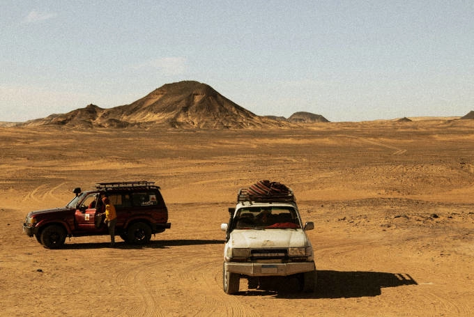 Jeep-Safari in der Schwarzen Wüste nahe der Bahariya-Oase in Ägypten