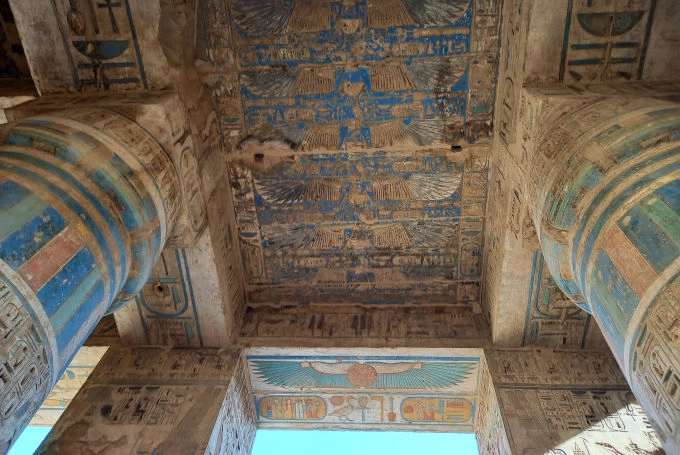 Verzierte Säulen und Decken im Tempel von Ramses III. in Medinet Habu bei Luxor, Ägypten.