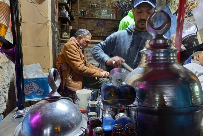Traditioneller ägyptischer Teeverkäufer in einem Café in Kairo