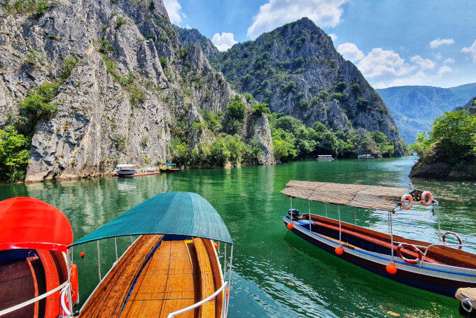 Nordmazedonien: Den Matka Canyon kann man per Boot oder mit dem Kajak erkunden.