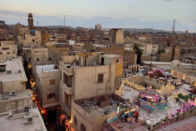 Dachterrasse mit Blick über das historische islamische Viertel von Kairo in Ägypten.
