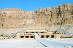 Totentempel der Hatschepsut in Deir el-Bahari am Westufer des Nils in Ägypten 