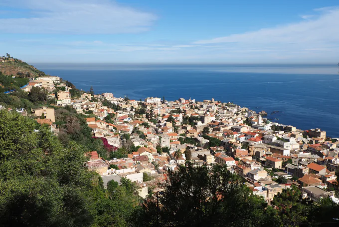 Panoramablick auf den Stadtteil Bologhine in Algier, Algerien, mit dichter Bebauung am Mittelmeer.
