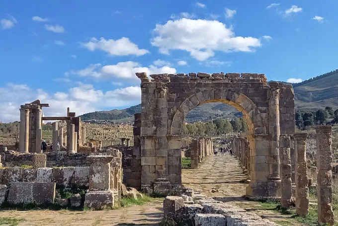 Römische Ruinen der antiken Stadt Cuicul in Djémila, Algerien, mit gut erhaltenen Tempeln, Säulen und Bauwerken des UNESCO-Weltkulturerbes.