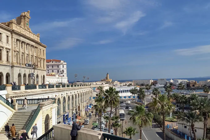 Hafen von Algier in Algerien mit Blick auf die historische Handelskammer, den Boulevard Che Guevara und den Leuchtturm im Hintergrund.