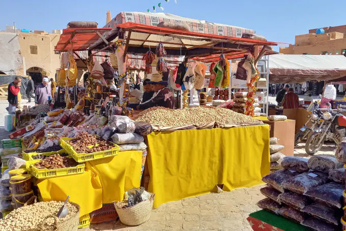 Traditioneller Markt in Ghardaïa im M'Zab-Tal, Algerien, mit charakteristischer Architektur und lebhafter Atmosphäre.