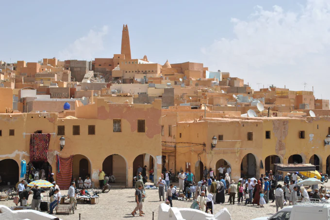 Historischer Marktplatz von Ghardaïa im M'Zab-Tal, Algerien, mit traditioneller Lehmarchitektur im UNESCO-Weltkulturerbe.