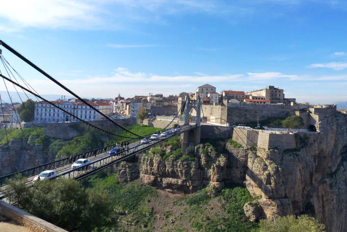 Sidi-M'Cid-Brücke in Constantine, Algerien, historische Hängebrücke über der tiefen Rhumel-Schlucht.