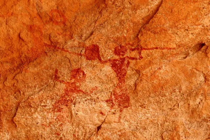 Prähistorische Felsmalereien im Tassili n'Ajjer-Nationalpark in Algerien mit Jagdszenen und Darstellungen aus dem Neolithikum.