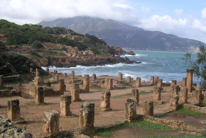 Antike römische Ruinen von Tipaza an der Mittelmeerküste Algeriens, UNESCO-Weltkulturerbe mit archäologischer Stätte.