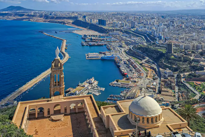 Panoramablick auf Oran in Algerien mit der Chapelle de Santa Cruz über der Stadt am Mittelmeer.