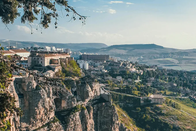 Panoramablick auf Constantine in Algerien mit ihrer spektakulären Lage auf Felsen und den berühmten Brücken über der Rhumel-Schlucht.