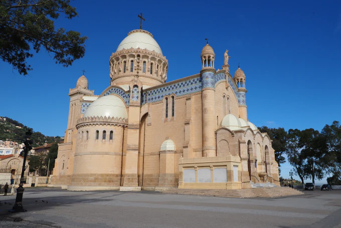 Basilika Notre Dame d'Afrique in Algier, Algerien, auf einem Hügel über dem Mittelmeer mit byzantinisch geprägter Architektur.