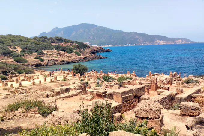 Römische Ruinen von Tipasa an der Mittelmeerküste in Algerien, archäologische Stätte des UNESCO-Weltkulturerbes.