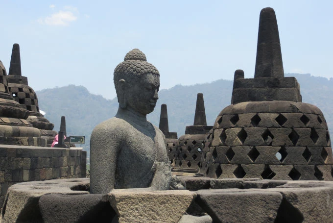 Borobudur-Tempelanlage auf Java, Indonesien mit Buddha-Statue in einer glockenförmigen Stupa auf den oberen Terrassen