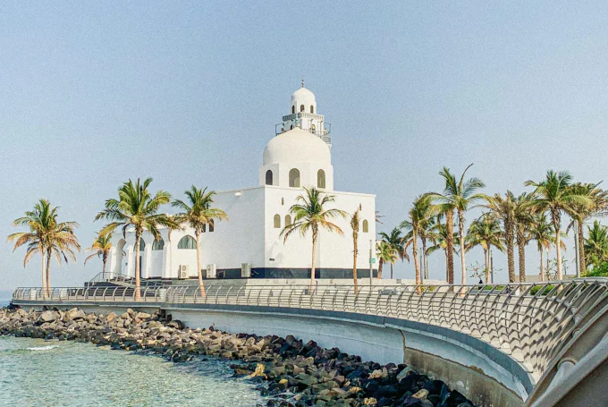 Schwimmende Al-Rahma-Moschee an der Corniche von Jeddah in Saudi-Arabien.