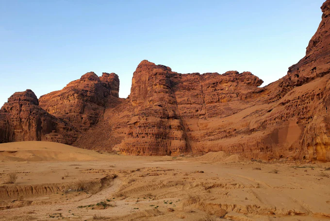 Wüstenlandschaft mit roten Sandstein-Felsformationen in Al 'Ula, Saudi-Arabien.