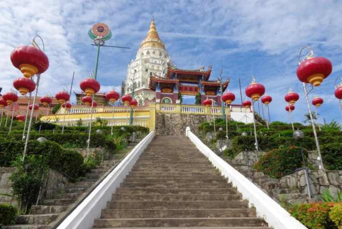 Pagode der Zehntausend Buddhas im Kek-Lok-Si-Tempel auf Penang, Malaysia.
