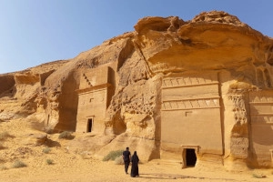 Mada'in Saleh (Hegra) in Saudi-Arabien mit monumentalen Felsengräbern, UNESCO-Welterbestätte.