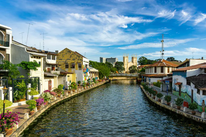 Malakka-Fluss mit bunten Häusern und Wandmalereien in Malakka, Malaysia.