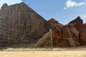 Maraya Concert Hall mit verspiegelter Fassade in Al 'Ula, Saudi-Arabien.