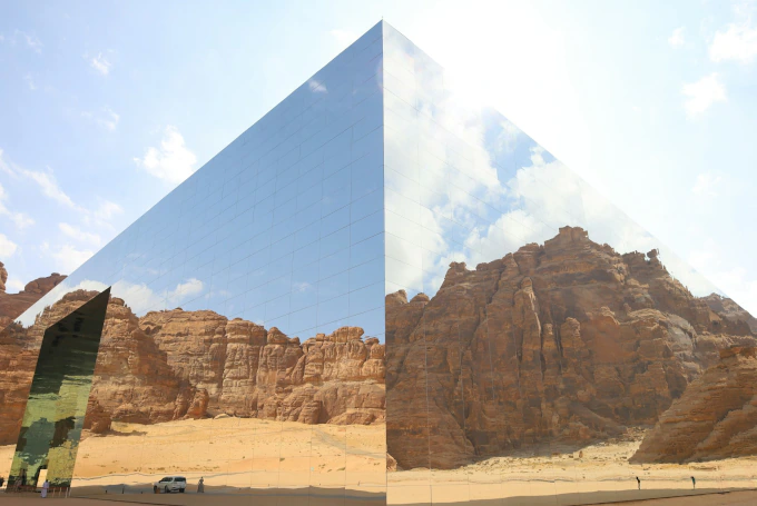 Maraya Concert Hall mit verspiegelter Fassade in Al 'Ula, Saudi-Arabien
