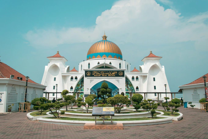 Melaka-Straße-Moschee auf Stelzen vor der Küste von Malakka in Malaysia.