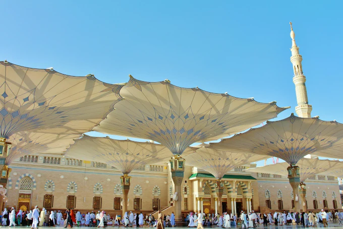 Ausfahrbare Riesenschirme im Innenhof der Prophetenmoschee in Medina, Saudi-Arabien.