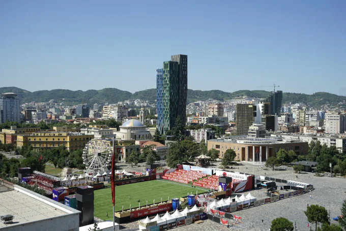 Skanderbeg-Platz in Tirana mit TID Tower und Stadtpanorama.
