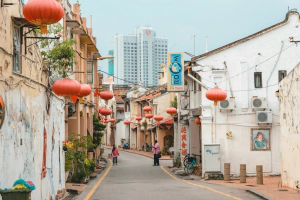 Historische Straße mit roten Laternen und traditionellen Gebäuden in Malakka, Malaysia.