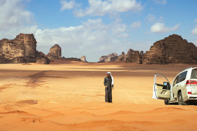 Wüstenlandschaft in Tabuk mit markanten erodierten Felsformationen in Saudi-Arabien.