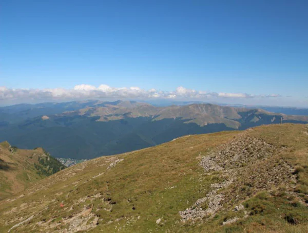 Grasbewachsene Berghänge und Kämme des Bucegi-Gebirges in den rumänischen Karpaten.