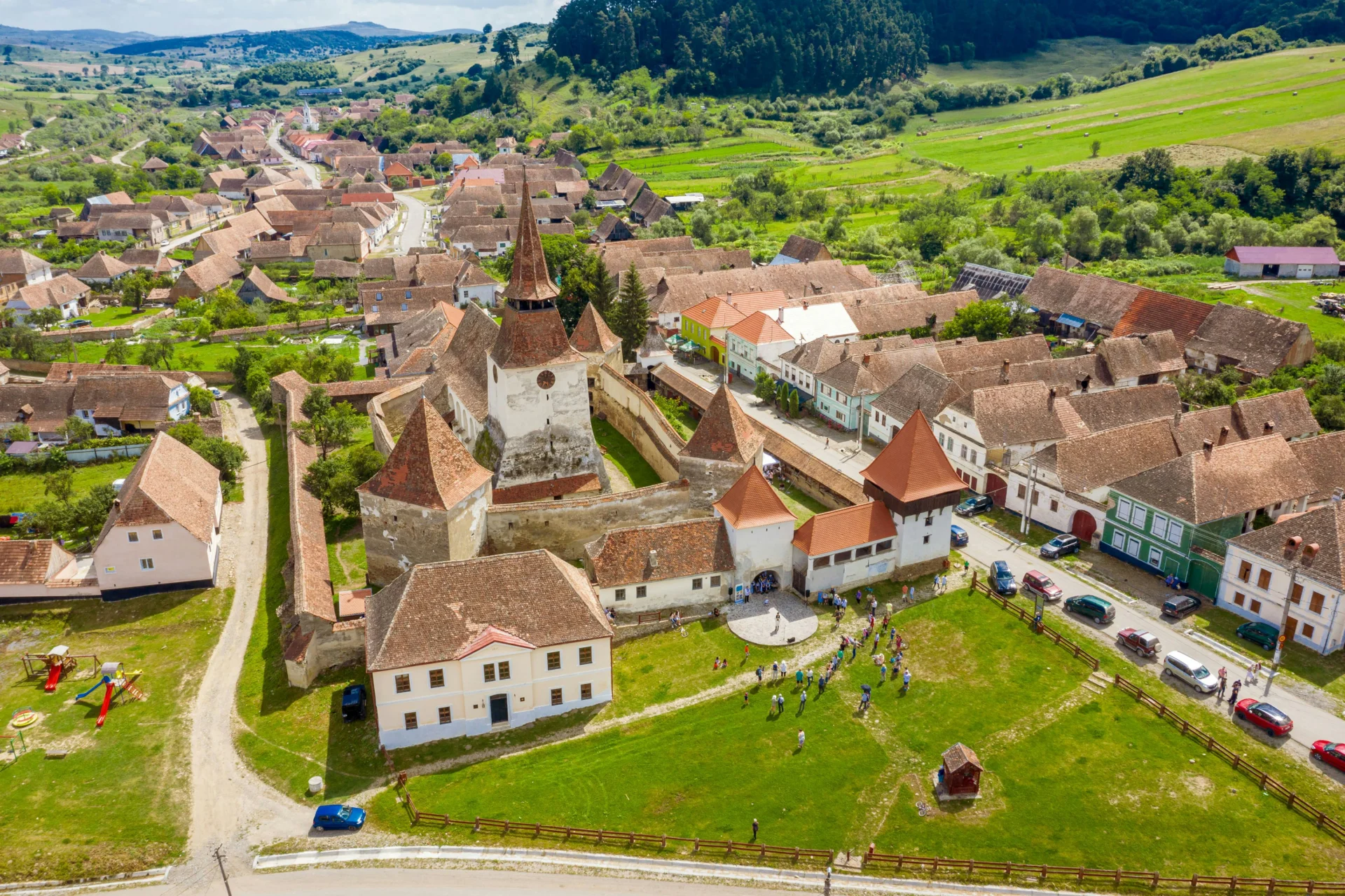 Historische Kirchenburg in einem Dorf in Siebenbürgen, Rumänien